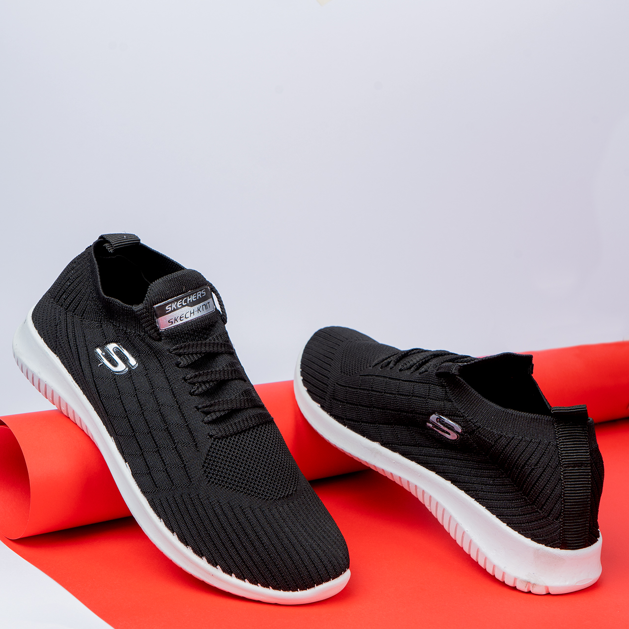 کفش ورزشی اسکیچرز مردانه مشکی زیره سفید مدلE55