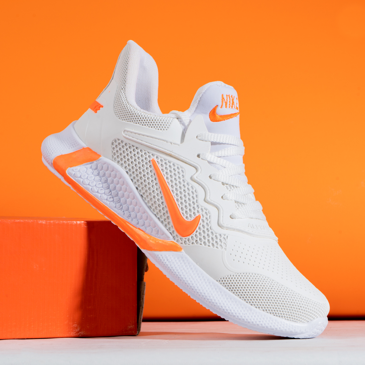 کفش ورزشی نایک مردانه سفید نارنجی مدل Alpha