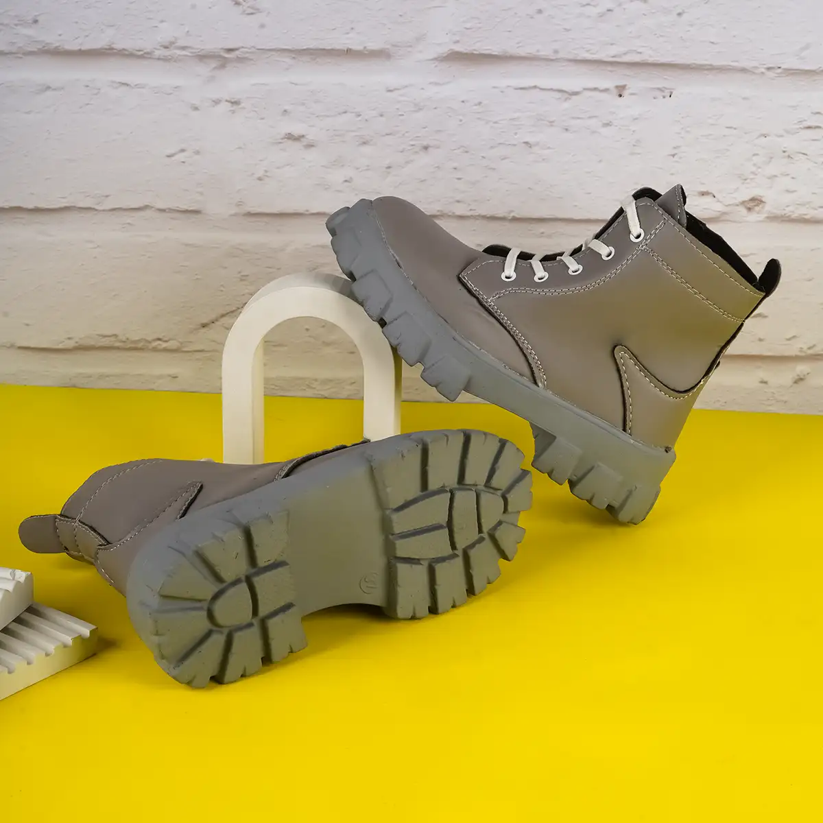 نیم بوت زنانه طوسی مدل Roxana