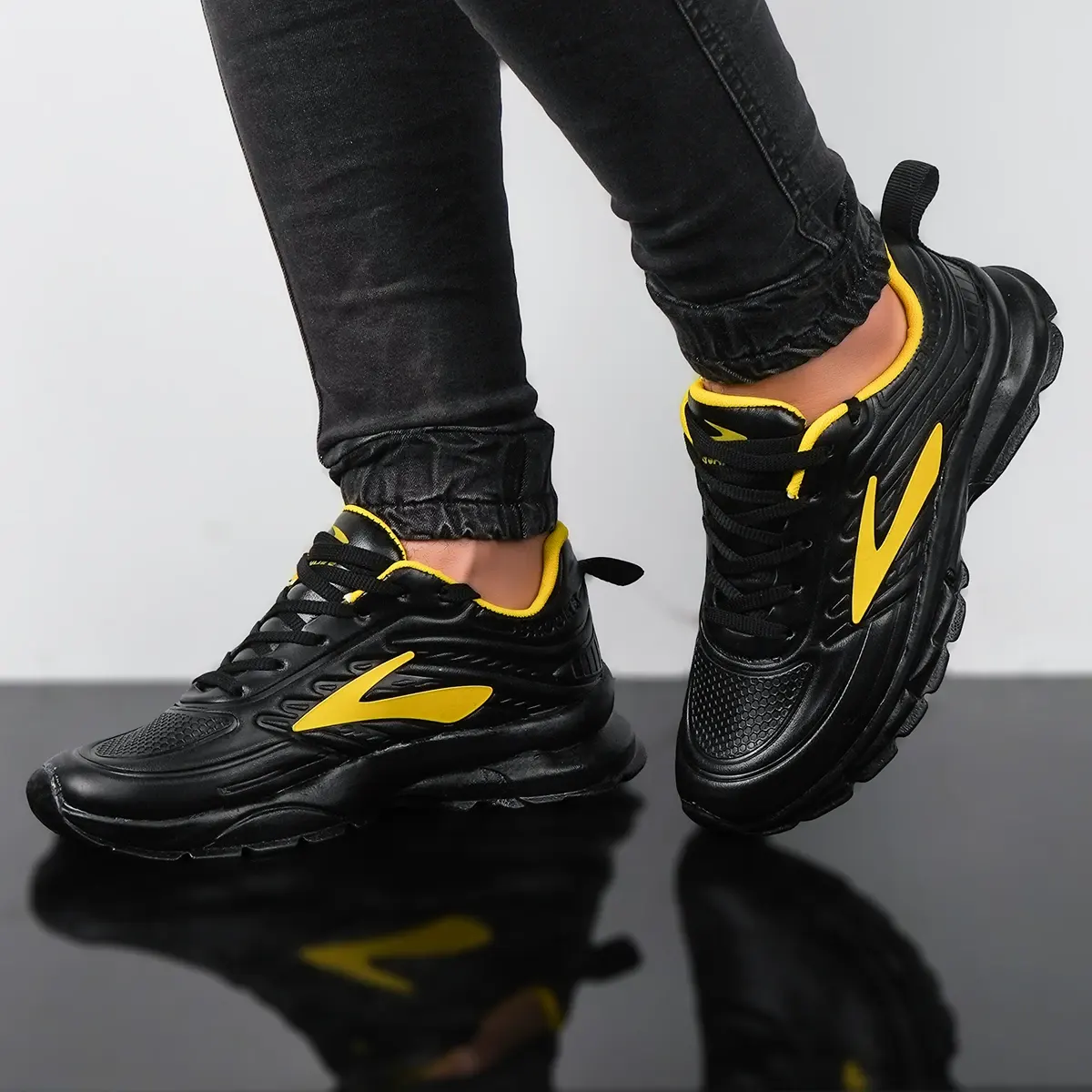 کفش ورزشی مردانه مشکی زرد مدل Padman