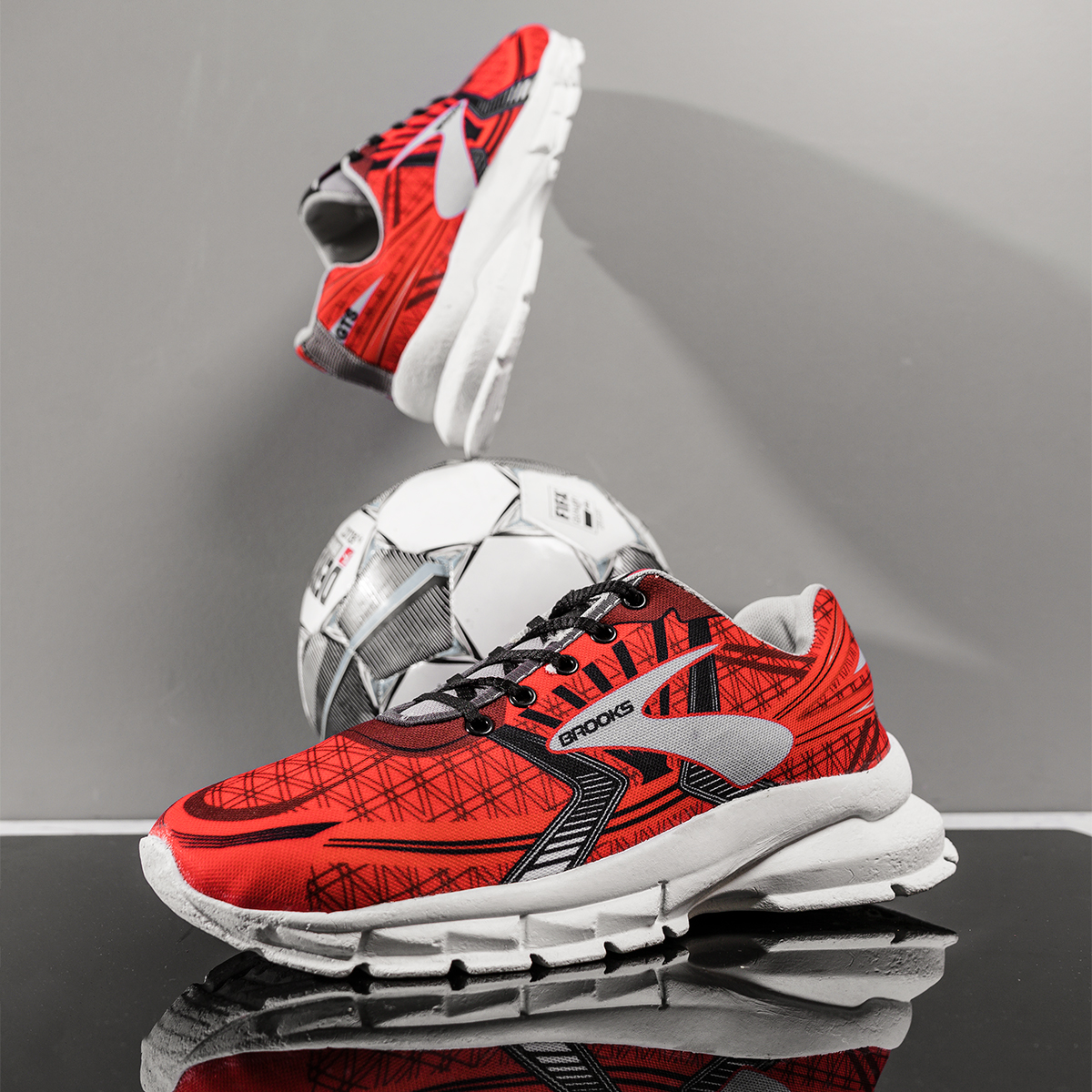 کفش ورزشی Brooks مردانه قرمز مدل Folen