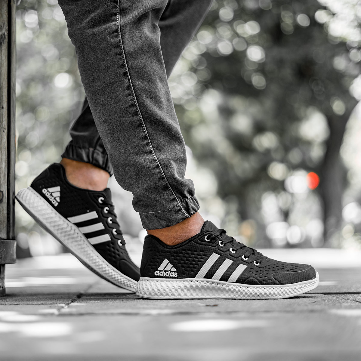 کفش ورزشی Adidas مردانه مشکی سفید مدل Sisam(T)